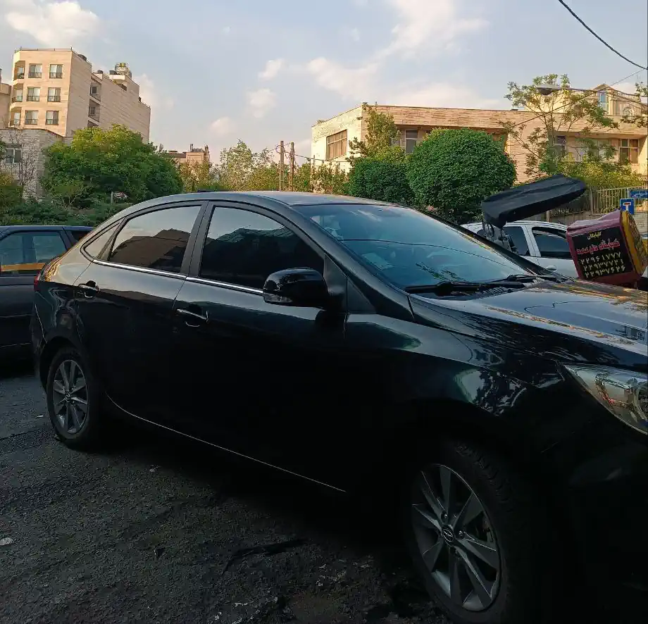 برچسب شیشه دودی اتومبیل